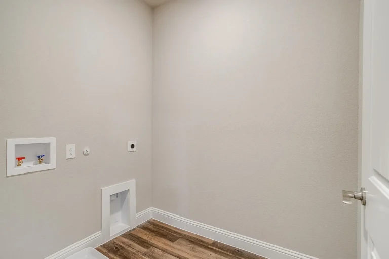 13 - Laundry Room - 421G